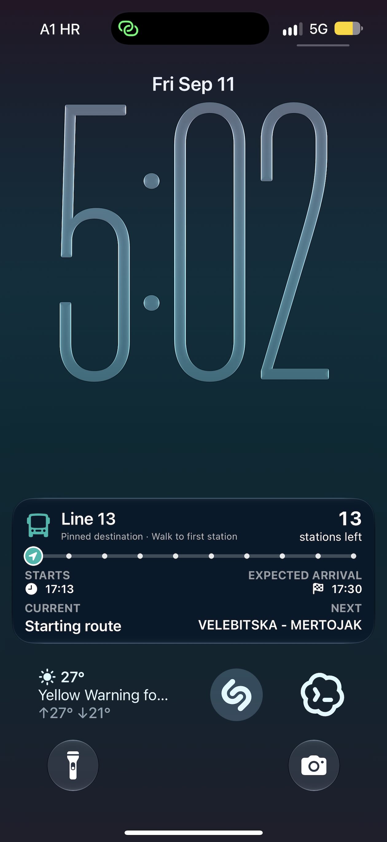 SplitBus Live Activity showing Line 13 departure, expected arrival and stations remaining on the iPhone Lock Screen